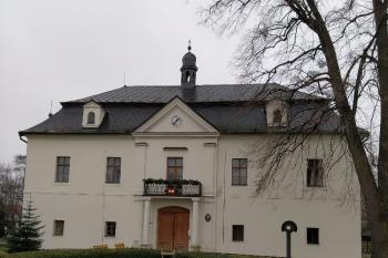 Hlavní severní průčelí zámku. (© Dušan Dohňanský 03/2020)