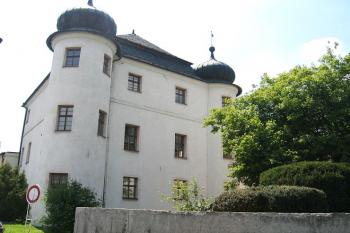Nárožní věže starého zámku ( © Pavel Vítek 06/2006)