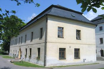 Boční křídlo nového zámku s vchodem do restaurace ( © Pavel Vítek 06/2006)