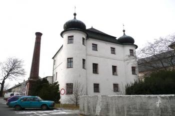 Starší zámek, bývalá tvrz ( © Jan P. Štěpánek 02/2008)