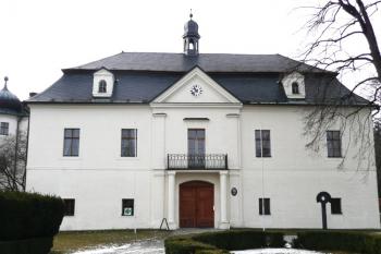 hlavní průčelí Nového zámku ( © Jan P. Štěpánek 02/2008)