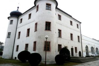 starší upravená tvrz ( © Jan P. Štěpánek 02/2008)