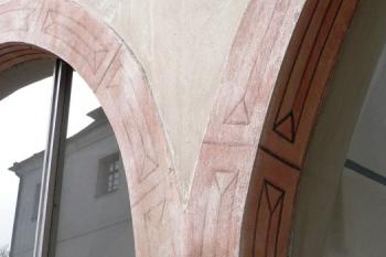 ukázka sgrafit na obloucích arkád ( © Jan P. Štěpánek 02/2008)