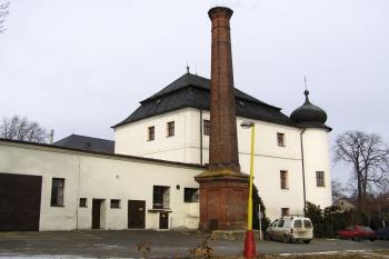Starý zámek (tvrz) s trošku netradičním doplňkem ( © Jan P. Štěpánek 02/2008)