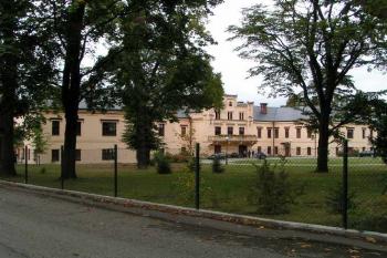 hlavní průčelí zámku (© jakub ivánek 2004)