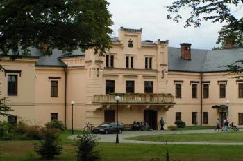 detail hlavního průčelí (© jakub ivánek 2004)