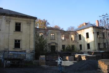 Vstupní a levý trakt se rozpadají,pravá část má novou střechu (© D Dohňanský, 10/2013)