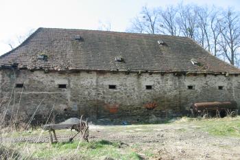 pěkná kamenná stodola, v podstatě zachovalejší než zámek (© D Dohňanský, 04/2015)