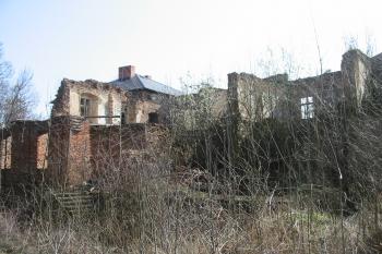 zřícenina od západu (© D Dohňanský, 04/2015)