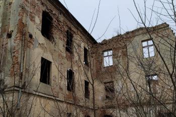 Napojení sev. traktu /vlevo/ na středovou zámeckou část (© Dušan Dohňanský 03/2020)