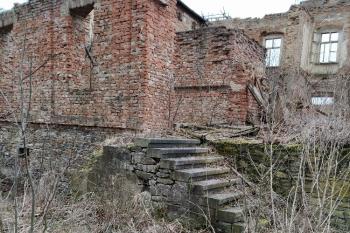 Schodiště vedoucí z hlavního traktu do zám. parku na záp. straně (© Dušan Dohňanský 03/2020)