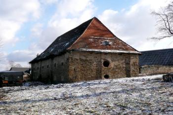 zachovalá historická stodola jako součást hospodářského zázemí zámku ( © Jan P. Štěpánek 02/2008)