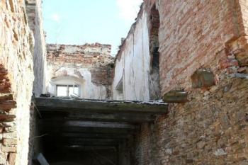 chodba středním, zříceným traktem zámku ( © Jan P. Štěpánek 02/2008)