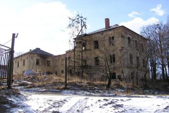 pohled na zříceninu zámku od vstupu do areálu statku ( © Jan P. Štěpánek 02/2008)