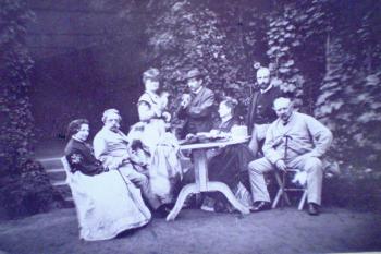 Rodina Sedlnitzky - Odrowas von Choltitz na dvoře zámku v Jezdkovicích (© Eduard Valeš, 07/2011)