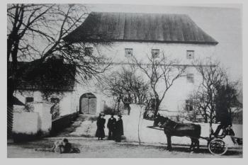zámek před přestavbou v.r. 1907 (© Luděk Vláčil, 04/2015)