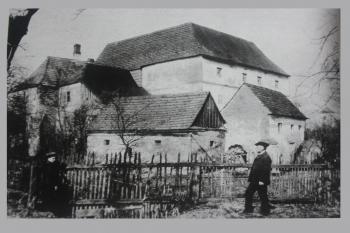 Zámek před přestavbou v.r. 1907 (© Luděk Vláčil, 04/2015)