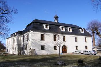 východní průčelí zámku se vstupním renesančním křídlem ( © Jan P. Štěpánek 02/2008)