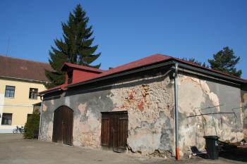 Pohled na zachovalé přízemí tvrze ( © Petr Nožička 03/2012)