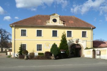 průčelí zámku ( © Milan Caha 04/2011)