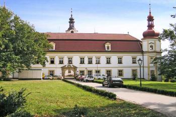 Vstupní křídlo ( © Luděk Pitter 05/2004)