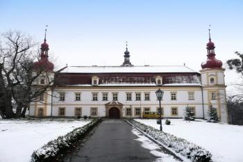 západní průčelí zámku ( © Jan P. Štěpánek 03/2008)