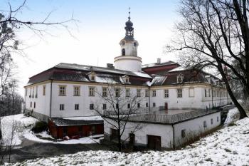 zámek, původně středověký hrad ve Velkých Heralticích od severovýchodu ( © Jan P. Štěpánek 03/2008)