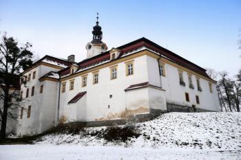 pohled od jihovýchodu na původní středověké jádro někdejšího hradu ( © Jan P. Štěpánek 02/2008)