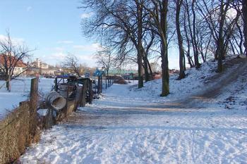 Severovýchodní strana tvrziště ( © Roman Řezáč 03/2005)