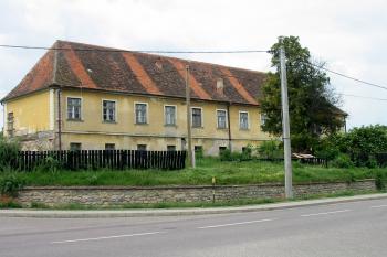 Sv. strana zámku v současné době (© D Dohňanský, 06/2014)