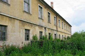 detailnější pohled na neudržovaný zámek i okolí (© D Dohňanský, 06/2014)