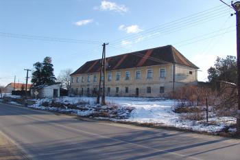 Celkový pohled na zámeček v Branišovicích ( © Roman Řezáč 03/2005)