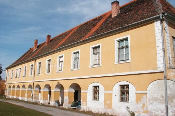 zámek Branišovice při pohledu z nádvoří na přízemní arkády (© daniel rubeš, 11/2005)