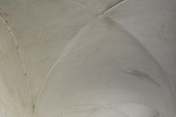 Klenuté stropy nádvorních arkád v přízemí zámku Branišovice (© daniel rubeš, 11/2005)