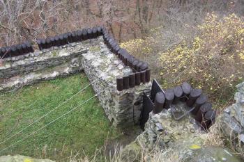pohled ze střechy zříceniny na hradby s padacím můstkem (© Stanislav Drda, 11/2006)