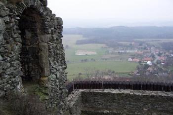 výhled z hradeb Berštejna na obec Vrchovany pod hradem (© Stanislav Drda, 11/2006)