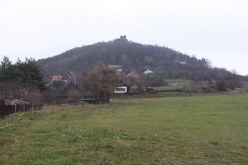 pohled z Vrchovan na Berštejn tyčící se na kopci (© Stanislav Drda, 11/2006)