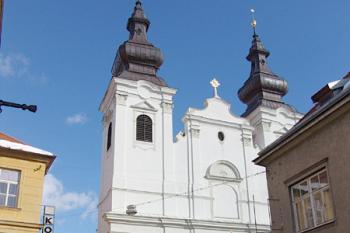 Čelní pohled na kostel ( © Roman Řezáč 03/2005)
