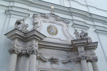 Vstupní portál ( © Roman Řezáč 03/2005)