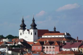 celkový pohled na dvouvěžové průčelí kostela a budov kláštera ze svahů Kraví hory ( © Jan P. Štěpánek 07/2009)