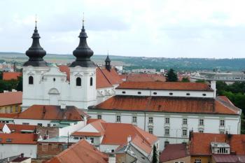pohled na komplex bývalého dominikánského kláštera a kostela sv. Kříže z radniční věže ( © Jan P. Štěpánek 07/2009)