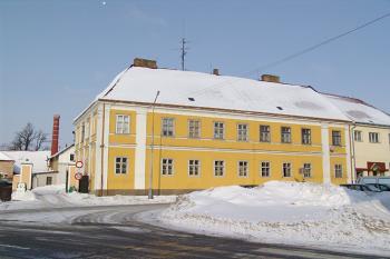 Pohled od kostela ( © Roman Řezáč 03/2005)