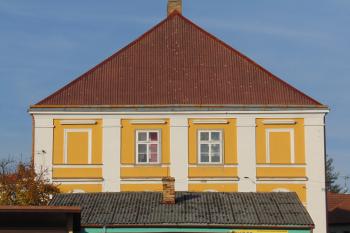 Jižní strana s rizality a falešnými okny (© Dušan Dohňanský  10/2021)