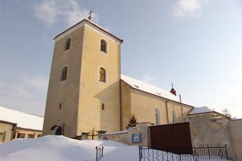 Čelní strana kostela ( © Roman Řezáč 03/2005)