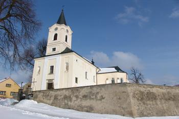 Čelní pohled na kostel ( © Roman Řezáč 03/2005)