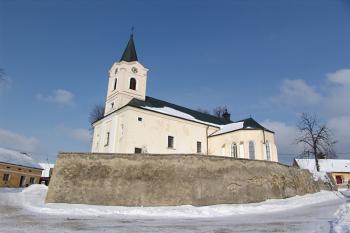 Kostel s původním gotickým opevněním ( © Roman Řezáč 03/2005)