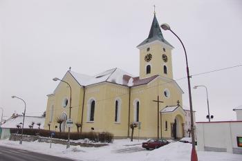 Pohled z hlavní silnice ( © Roman Řezáč 03/2005)