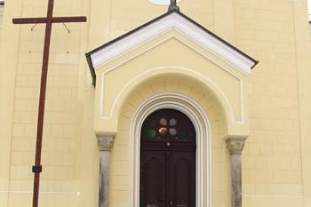Vstupní portál ( © Roman Řezáč 03/2005)