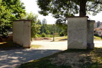 Brána k zámku od silnice (© Jiří Cukr, 08/2013)