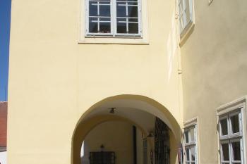 vstupní průchod  ve věži (© D Dohňanský, 07/2015)